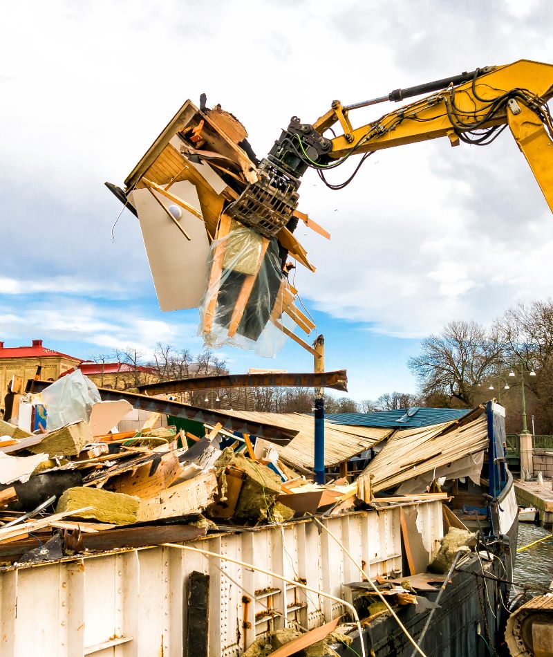 Maquina pesada destrozando casa